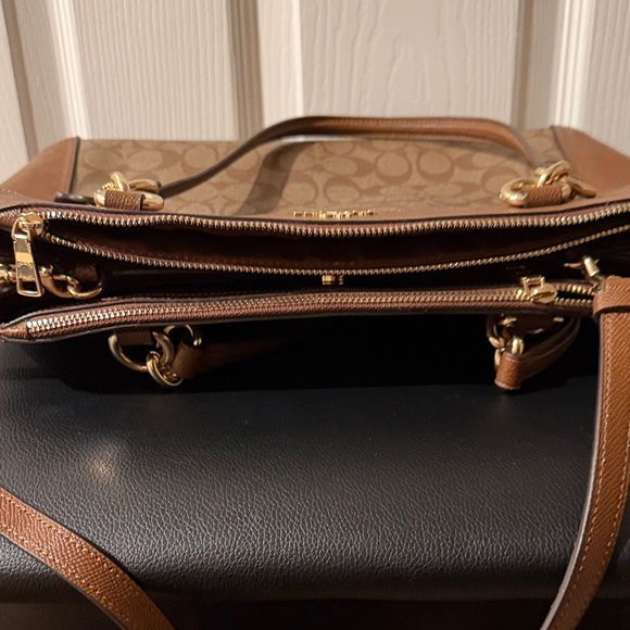 Coach Tan and Brown Signature Shoulder Bag - Never Used - Picture 3 of 7
